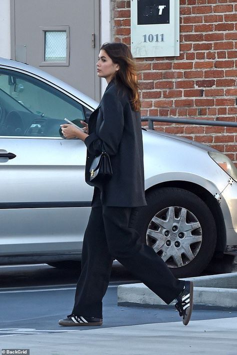 Streetstyle Winter, Kaia Gerber Style, Looks Adidas, Adidas Samba Outfit, Samba Outfit, All Black Fashion, Business Chic, Kaia Gerber, Adidas Outfit