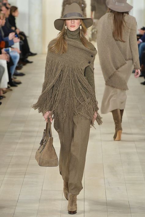 . Fall Fashion Coats, Ralph Lauren Fall, Woman Walking, 2015 Trends, Winter Mode, 가을 패션, 2015 Fashion, Fall 2015, Mode Inspiration