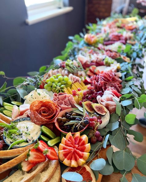 Flat Lay Grazing Table, Disco Wedding, Grazing Board, Food Wedding, Grazing Table, Party Food Platters, Party Catering, Grandma Birthday, Grazing Tables