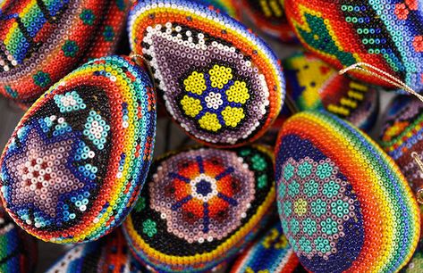 Huichol Beading, Beaded Eggs, Huichol Pattern, Mexico Christmas, Egg Ornaments, Native Beading Patterns, Mexican Christmas, Huichol Art, Mexican Designs