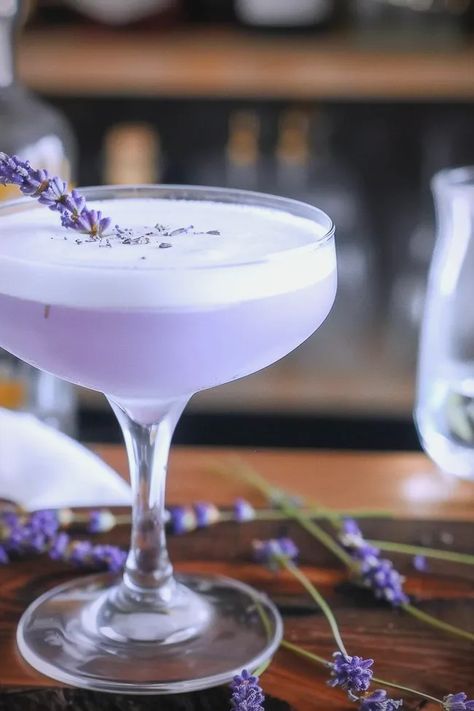 Lavender Ideas, Cranberry Mimosa, Christmas Cocktails Easy, Lavender Cocktail, Liqueur Drinks, Gin Sour, Lavender Recipes, Menu Recipes, Cocktail Drinks Alcoholic