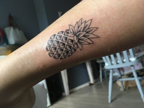 Pineapple tattoo Mother Daughter Symbol, Pineapple Tattoo, Symbol Tattoos, Custom Tattoo, Future Tattoos, Geometric Tattoo, Tattoos And Piercings, I Tattoo, Pineapple