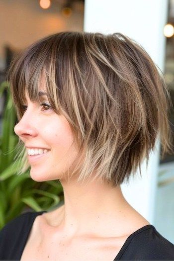 Choppy Bob With Face Framing Layers, Whisky Bob Hair, Layered Bob Bangs Hairstyles, Choppy Layered Haircuts For Short Hair, Short Bob Choppy Layers, Layers Bob Short, Wispy Bob With Bangs, Bob With Fringe Round Face, Short Choppy Hair With Bangs