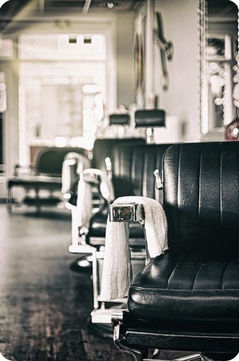 Barber Pictures, Barber Shop Pictures, Barber Shop Vintage, Barber Tattoo, Barber Shop Decor, Vintage Barber, Old Chairs, Salon Equipment, Beard Grooming