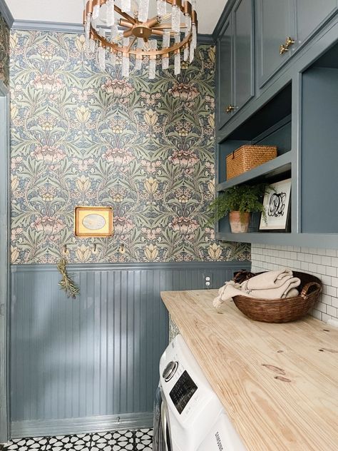 Wallpaper Laundry Room, Wallpaper Laundry, Laundry Room Countertop, Laundry Room Colors, Laundry Makeover, Laundry Room Wallpaper, Laundry Room Inspiration, Laundry Room Remodel, Laundry Decor