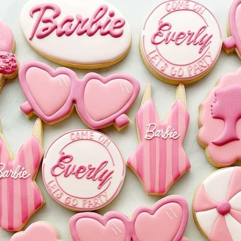 Ashley | Spokane Sugar Cookies on Instagram: "Looked back through my photos from last year and would you believe it, COULD you believe it…I forgot to post this killer BARBIE order?! Joint parties for two sisters, all the style, all the class…it’s a yes for me, every time.
.
.
#barbiecookies #barbie #barbiemovie #spokanecookies #bradyladybakery 
Barbie, Barbie cookies, custom cookies, decorated cookies, sugar cookies, decorated sugar cookies, cookie art, Spokane, Spokane cookies" Barbie Cookies Decorated, Barbie Cookies, Barbie Bday, Pool Cake, Girls Party Games, Cookie Decorating Party, Pink Food, Cookies Sugar, 21st Party