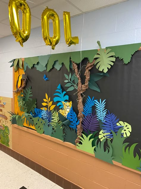 Jungle Graduation Theme, Rainforest Classroom Decorations, Jungle Theme Classroom Decorations Ideas, Rainforest Classroom Theme, Diy Jungle Theme Decorations, Jungle Theme Decoration Ideas, Rainforest Decorations, Jungle Bulletin Boards, Jungle Theme Classroom Decorations