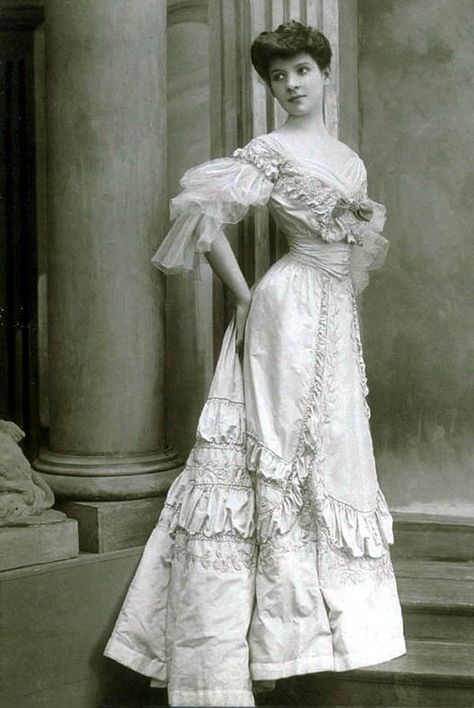 Evening gown, Worth, 1905. Bright floor-length dress in silk taffeta, tone on tone embroidered with rose pattern. The narrow, high waist is accented by an incorporated corset belt. Deep neckline bordered with draped tulle and accented with applied loop. Three-quarter-length sleeves are also made of draped and shirred tulle. Photo: Léopold-Émile Reutlinger. State Museum of Berlin 1895 Evening Gown, 1900s Evening Gown, 1890s Evening Gown, House Of Worth, 1900s Fashion, 1800s Fashion, 파티 드레스, Edwardian Dress, Corset Belt