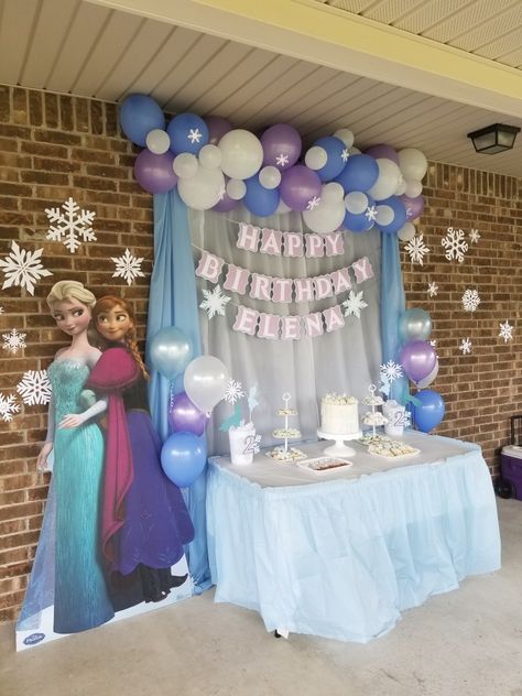 Frozen Party Decorations Diy Easy, Simple Elsa Birthday Party, Frozen Birthday Party Decorations Outdoor, Simple Frozen Theme Party Decorations, Princess Anna Birthday Party, Elsa Frozen 2 Birthday Party Ideas, Frozen Elsa Birthday Party Ideas, Elsa Anna Birthday Party, Frozen Outdoor Birthday Party