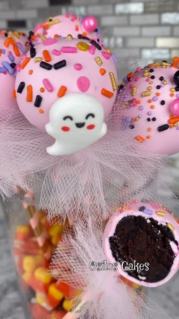 Pastel Halloween Cake Pops, Halloween Pink Birthday Party, Halloween Baby Shower Cake Pops, Pink Halloween Cake Pops, Pink Halloween Party Food, Pink Halloween Desserts, Halloween Baby Shower Desserts, Pink Halloween Treats, Pastel Halloween Birthday Party