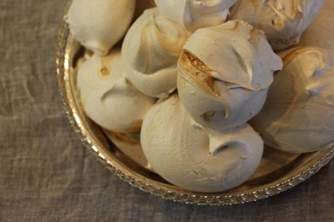 Aquafaba coffee meringues Aquafaba Meringue, Chickpea Water, Aquafaba Recipes, High Protein Desserts, Make Hummus, Vegan Cakes, Protein Desserts, Recipes Sweet, Raw Desserts