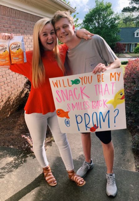 Homecoimg Proposals Ideas, Brownie Hoco Proposal, Cute Promposals For Your Best Friend, Cute Simple Hoco Proposals, Converse Hoco Proposal, Unique Ways To Ask Someone To A Dance, Asking To Hoco Ideas, Funny School Dance Posters, Cute Hoco Asks