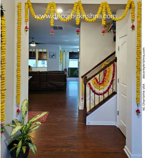 Wedding Staircase Decoration, Indian Floral Decor, Fest Decor, Events Backdrop, Modern Door Design, House Warming Decor, Welcome Home Decorations, Traditional Decoration, Home Flower Decor