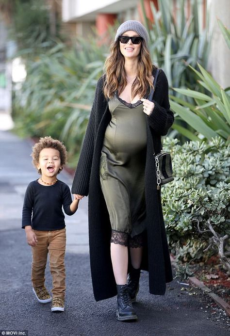 Ready to pop! Pregnant Nicole Trunfio stuns in racy lace slip dress while taking son Zionn... Nicole Trunfio Pregnant, Slip Dress Pregnant, Maternity Slip Dress, Pregnant Fashion Outfits, Pregnant Dress Outfits, Cool Pregnancy Outfits, Pregnancy Ootd, Bad Mothers, Dress And Cardigan Outfit