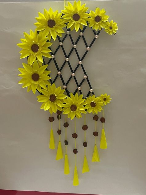 wall hanging or wall decor ideas with origami made sunflowers or colour paper sunflowers Color Paper Crafts, Paper Projects Diy, Paper Folding Art, Paper Flower Wreaths, Paper Sunflowers, Flower Pot Art, Colour Paper, Paper Flower Wall Decor, Paper Wall Hanging