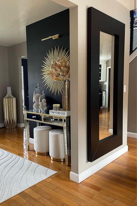 Modern Style Black and White Interior Decor Black Mirror Foyer, Foyer Ideas Entryway Modern Luxury, Nook Decorating Ideas, Decorations Living Room, Lighting Living Room, Black Accent Walls, Gold Living, Luxury Room Bedroom, Living Room Light