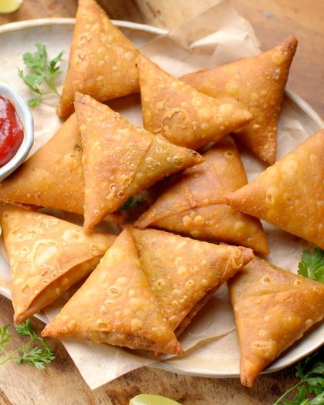 Onion Samosa, Keema Samosa, Chicken Spring Rolls, Samosa Recipe, Snacks Appetizers, Tandoori Masala, Chinese Chicken, Indian Snack Recipes, Indian Snacks