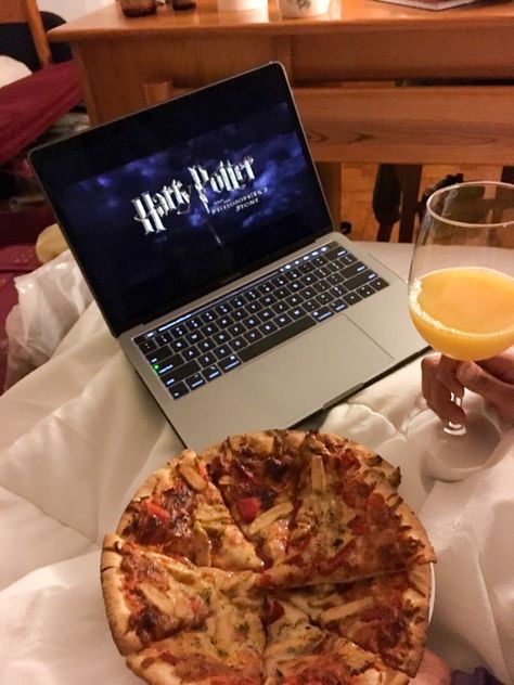 #pizza #movie #harrypotter Pizza Movie Night, Pizza Night, Christmas Set, Season Of The Witch, Christmas Settings, Movie Night, Harry Potter, Witch, Pizza