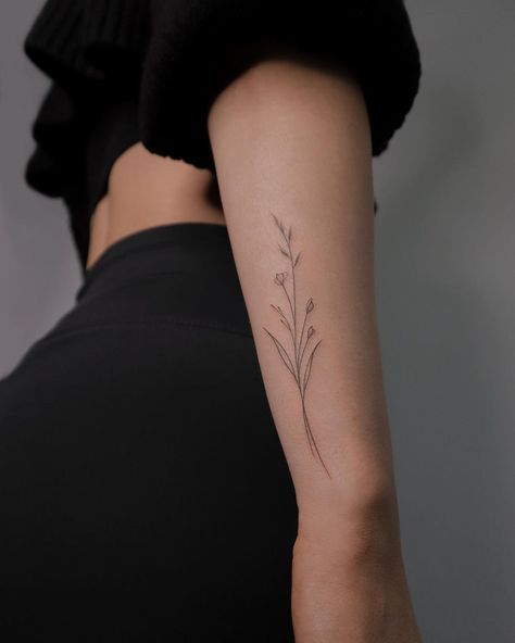 30 Meaningful and Beautiful Tattoo Ideas For Women - Flymeso Blog Minimalist Tattoo Ideas With Meaning, Above Elbow Tattoo, Tattoo Ideas With Meaning, Wörter Tattoos, Minimalist Tattoo Meaning, Tato Minimal, Minimalist Tattoo Ideas, Elbow Tattoos, Petite Tattoos