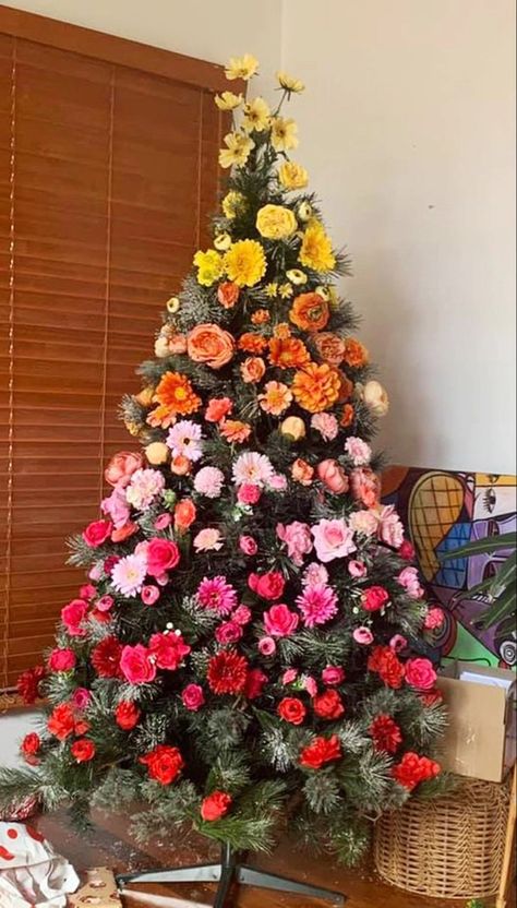 Invisible Christmas Tree, Christmas Tree Roses, Christmas Tree Decorated, Unique Decorations, Pretty Trees, Unique Christmas Trees, Christmas On A Budget, Colorful Trees, Mini Christmas Tree