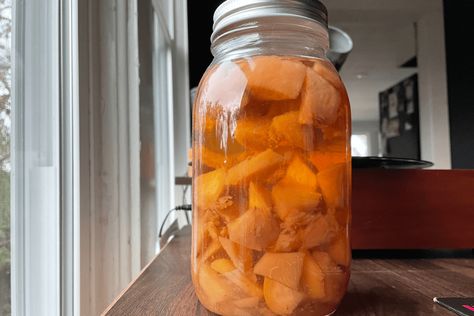 Peach Cobbler Moonshine Peach Cobbler Moonshine Recipe, Apple Cider Moonshine, Peach Pie Moonshine, Diy Moonshine, Apple Pie Moonshine Recipe, Peach Moonshine, Homemade Moonshine, Moonshine Recipe, Apple Pie Moonshine