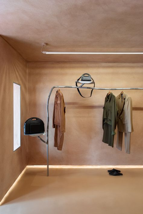 Misci Store / Babbie Arquitetura e Interiores + Airon Martin | ArchDaily Fashion Retail Interior, Concrete Effect Paint, Window Display Design, Joinery Details, Bar Interior, Solid Wood Flooring, Boutique Interior, Retail Interior, Installation Design