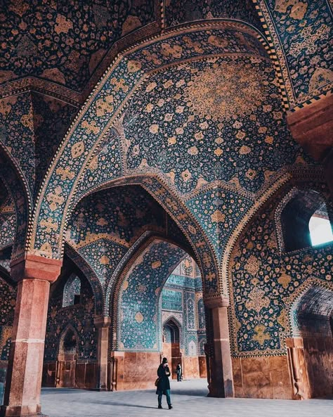 Mesmerizing Architecture In Isfahan, Iran Photo By: @travelestan [IG] Iran Culture, Iran Pictures, Iranian Architecture, Persian Architecture, Iran Travel, Tokyo Disney Sea, Beautiful Mosques, Iranian Art, Ancient Architecture