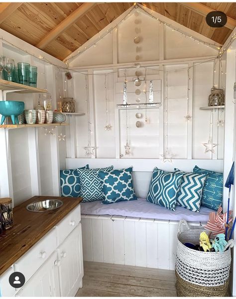 Small She Shed Interiors Decor, Small Cubby Ideas, Small Summer House Interior, Summer House Ideas Interior, Inside Summer House Ideas, Summerhouse Bedroom, Summer House Interior Ideas, Small She Shed Interiors, Inside She Shed Ideas