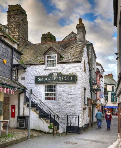 Looe Cornwall, Cornwall Beaches, England Aesthetic, English Architecture, British Pub, Devon And Cornwall, Cornwall England, Ancient Buildings, Interesting Buildings