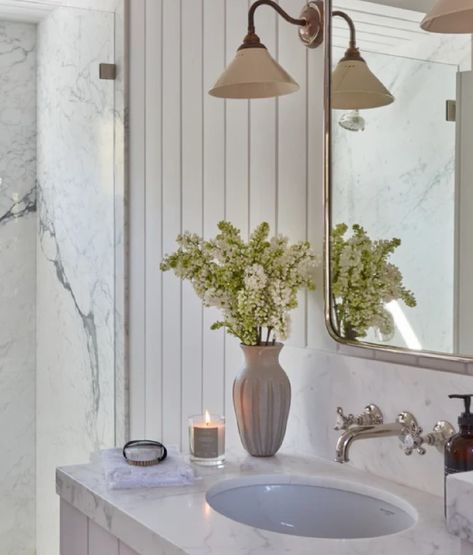 Jenni Kayne Home Oak Essentials white bath. Oak Essentials, Spa Interior, Cottage Bathroom, Guest Bathrooms, Hello Lovely, Jenni Kayne, Skincare Essentials, Luxe Interiors, Upstairs Bathrooms