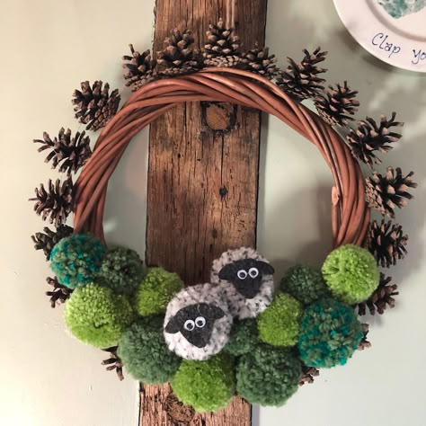 Wool Pom Poms, Pompom Crafts Ideas, Deco Pompom, Pompon Wreath, Pompom Sheep, Sheep Wreath, Pompom Decorations, Pompom Ideas, Pom Pom Wreaths