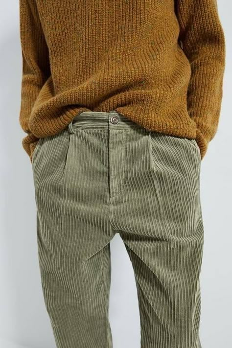 Herren Style, Pants Collection, Green Pants, Streetwear Men Outfits, Mode Vintage, Mode Inspiration, Corduroy Pants, Mens Streetwear, Mens Street Style