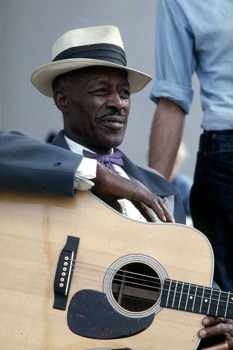 Son House at Newport Folk Festival Photo by John Rudoff Son House, Best Guitar Players, Mississippi Delta, Robert Johnson, Blues Musicians, Delta Blues, Blues Artists, Folk Festival, Blues Guitar