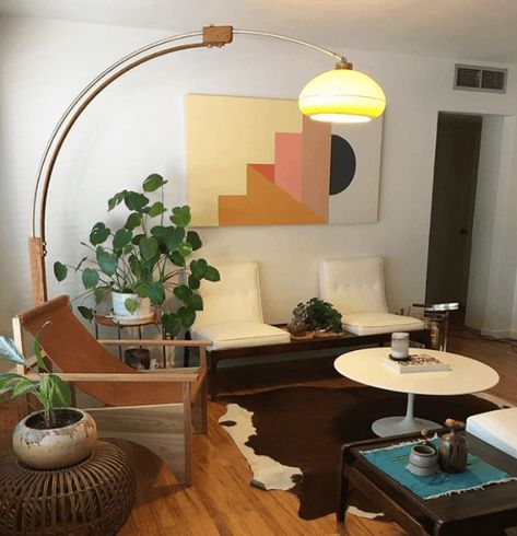 Arc Lamp Living Room, Green Sofa Living Room, Mcm Living, Mid Century Modern Interior Design, Mid Century Furnishings, Art Glass Lamp, Arc Lamp, Mid Century Modern Interiors, Mid Century Lighting