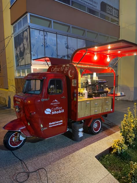 Cute Food Truck Design, Food Truck Cafe, Vintage Food Truck, Coffee Cart Business, Mini Food Truck, Small Shop Design, Foodtrucks Ideas, Food Cart Business, Mobile Coffee Cart