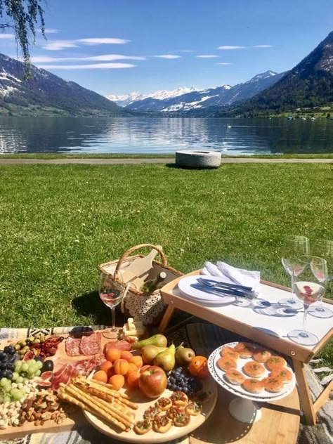 Picnic Place, Picnic Inspiration, Picnic Date, Perfect Picnic, Picnic Food, Picnic Time, A Picnic, Northern Italy, Summer Picnic