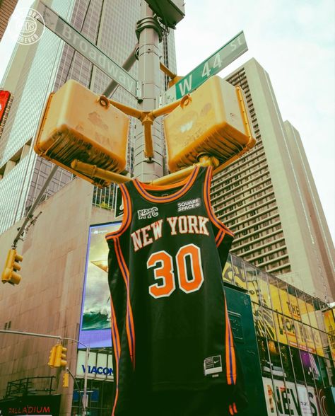 Basketball Jersey Photoshoot Ideas, New York Hip Hop Aesthetic, Street Basketball Aesthetic, Vintage Basketball Aesthetic, Nba Street Vol 2, Knicks Wallpaper, Nba Aesthetic, New York Square, 90s Basketball