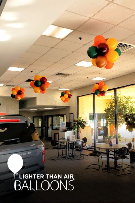 Ceiling cluster balloons for Ford Fall showroom. Each cluster has 12 pieces. Great for Thanksgiving celebration or Friendsgiving. Thanksgiving Ceiling Decorations, Thanksgiving Balloon Columns, Thanksgiving Balloons, Balloon Ceiling, How To Make Balloon, Dance Decorations, Thanksgiving School, Wedding Balloon Decorations, Halloween Balloons