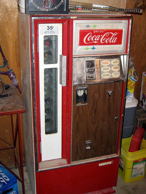 vintage coke signs | Vintage Coke machine | Flickr - Photo Sharing! Soda Vending Machine, Coca Cola Poster, Soda Machine, Coke Machine, Coca Cola Decor, Vintage Soda, Always Coca Cola, Coca Cola Ad, Soda Machines