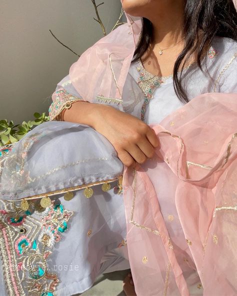 Simple Desi Aesthetic, Sari Aesthetic Soft, Desi Light Academia Aesthetic, Pink Desi Aesthetic, Soft Girl Desi Aesthetic, Aesthetic Gifts, Desi Aesthetic, Aesthetic Pictures, Desi