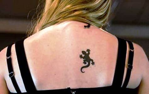 Black Lizard Tattoo Branch Tattoo Shoulder, Gecko Tattoo, Moving On Tattoos, Tree Branch Tattoo, Tree Tattoo Men, Lizard Tattoo, Small Lizards, Tattoo Shoulder, Branch Tattoo