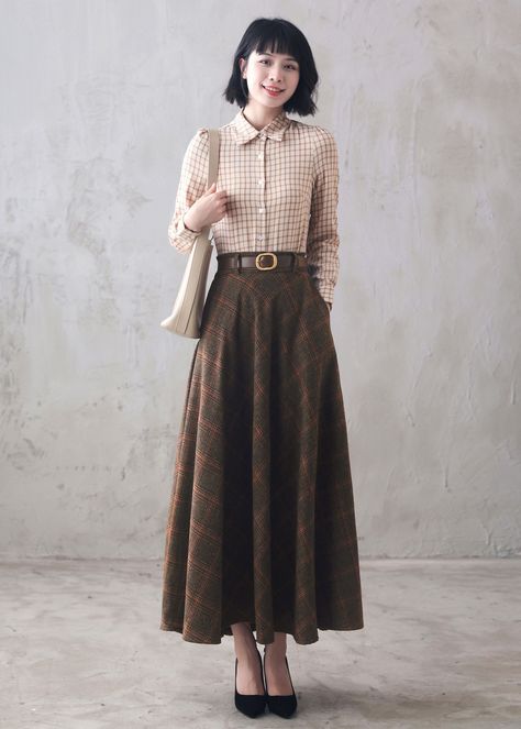 Wool Long Skirt, Long Skirt Academia, Vintage Plaid Skirt Outfit, Long Plaid Skirt Outfit, Long Skirts Winter, Long Vintage Skirt, Vintage Skirt Outfit, Wool Skirt Outfit, Plaid Long Skirt