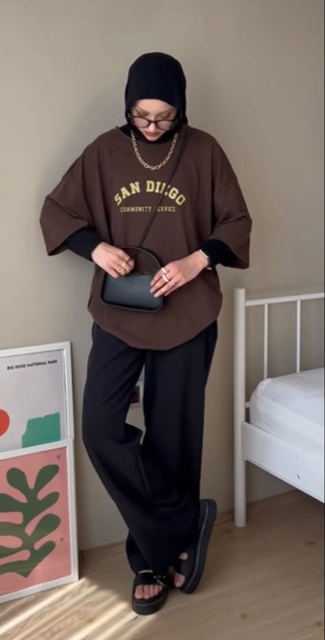 Oversized Tshirt Outfit Modest, Modest T Shirt Outfit, Hijabi Tshirt Outfit, Modest Western Outfits With Hijab, Hijab T Shirt Outfit, Oversized Tshirt Hijab Outfit, T Shirt Hijab Outfit, Hijabi Baggy Outfits, Oversized Outfit Hijab