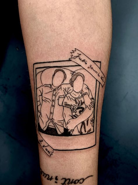 Person Tattoo Outline, Tattoo Portrait Outline, Line Work Portrait Tattoo, Outline People Tattoo, Polaroid Outline Tattoo, Polaroid Picture Tattoo Ideas, Picture Tattoos Outline, People Outline Tattoo, Polaroid Frame Tattoo