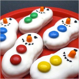 These snowman cookies look perfect for a school party or a cute gift for neighbors Snowman Cookies Recipe, Nutter Butter Cookies, Snowman Cookies, Nutter Butter, Chocolate Christmas, Dessert Easy, Christmas Candy Recipes, Recipes Dessert, Christmas Snacks