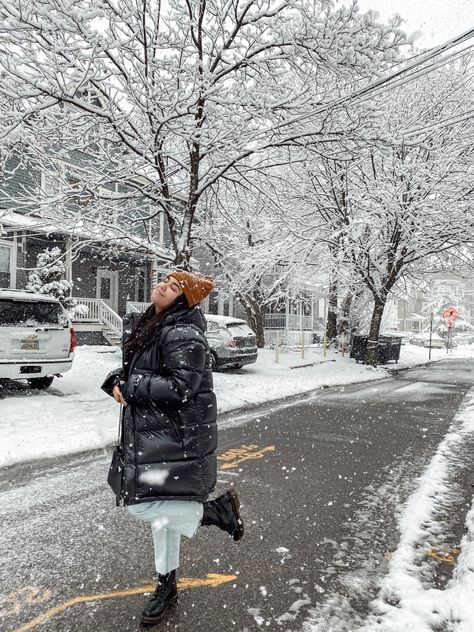 Doc Martens In Snow, Black Long Puffer Coat Outfit, Super Puff Outfit, Long Puffer Coat Outfit, Aritzia Super Puff Long, Doc Martens Outfit Fall, Super Puff Long, Puffer Coat Outfit, Boston Winter