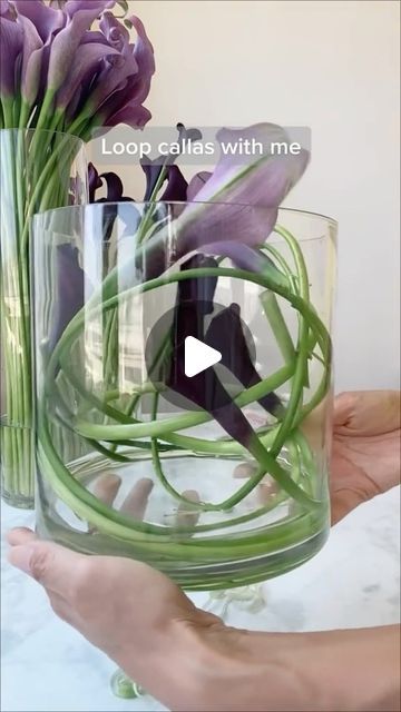 NYC Wedding and Events Florist | Ever try to curve a mini calla lily to design inside of a vase, only to get those awkward bent marks? Here’s a trick. You’re welcome,... | Instagram Calla Lily Arrangements, Calla Lillies Centerpieces, Mini Floral Arrangements, Calla Lily Arrangement, Flower Hacks, Calla Lily Centerpieces, Fish Bowl Vases, Lily Centerpieces, Mini Calla Lilies