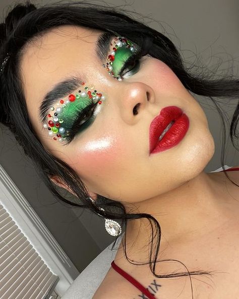 Ruth Mijares on Instagram: "It’s beginning to look like Christmas 🎄 #makeupartist #christmas #fyp" Green Eye Makeup Christmas, Christmas Ball Makeup, Christmas Makeup Glam, Christmas Hair And Makeup, Crazy Christmas Makeup, Christmas Light Makeup, Christmas Creative Makeup, Grinch Eye Makeup, Easy Grinch Makeup