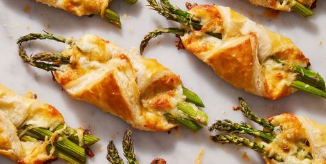 Best Alfredo Asparagus Bundles Recipe - How To Make Asparagus Bundles Alfredo Sauce Recipes, Irish Appetizers, Filled Pastries, Summer Appetizers, Prosciutto Asparagus, Brie Puff Pastry, Savoury Pies, Puff Pastry Appetizers, Pastry Appetizer