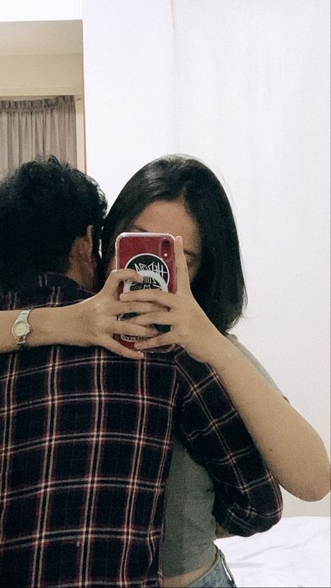 Cute Couple Selfies Poses Mirror, Couple Poses Mirror Selfie, Couple Selfies Poses Snapchat, Selfie Poses With Boyfriend, Mirror Selfie Couple Aesthetic, Hidden Face Couple Pictures, Couple Mirror Pose Ideas, Couple Snapchat Pictures, Couple Mirror Selfie Aesthetic